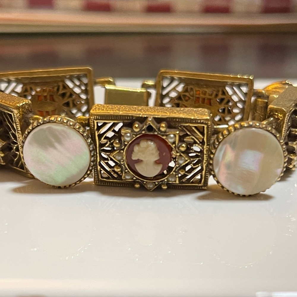 Vintage Gold tone cameo and mother of pearl panel bracelet - Picture 8 of 9